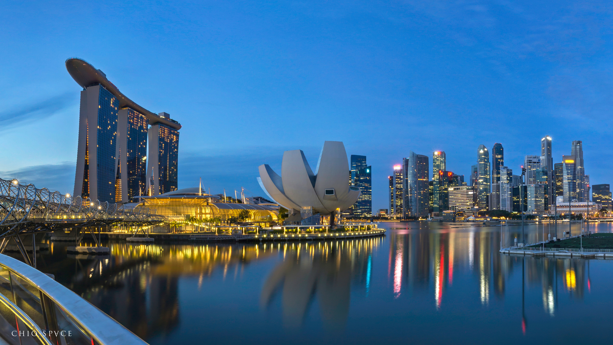 File:Marina Bay Sands and illuminated polyhedral building Louis Vuitton  over the water at blue hour with pink clouds in Singapore.jpg - Wikimedia  Commons